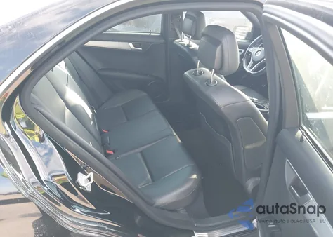 2013 Mercedes-Benz C 300 Sport 4Matic z USA, uszkodzony, nr VIN WDDGF8AB4DR285174